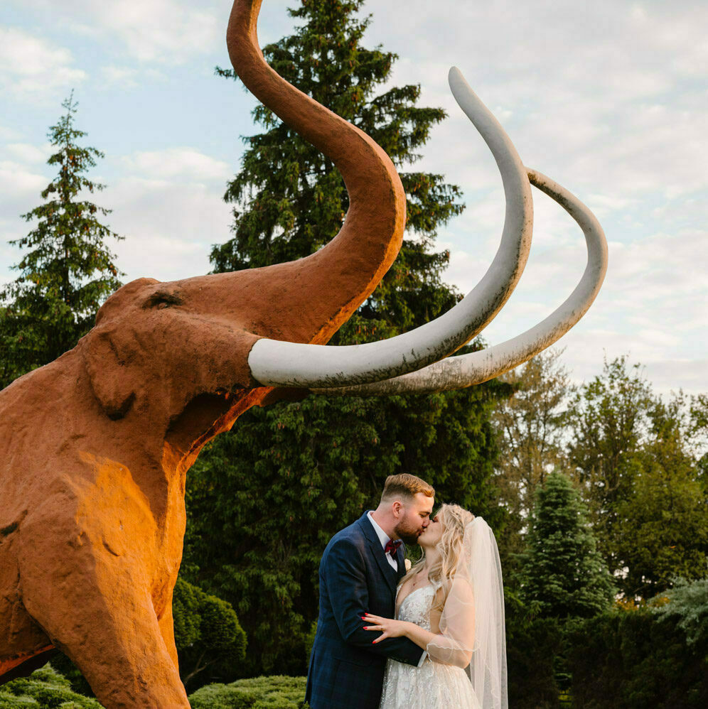 całujaca się para pod kłami mamuta