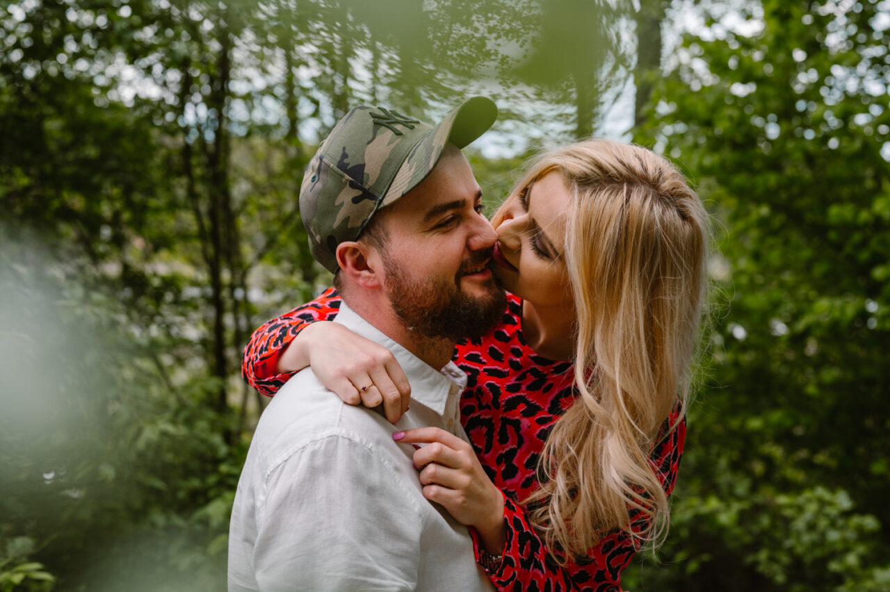 Sesja narzeczeńska w lesie - pocałunek pary