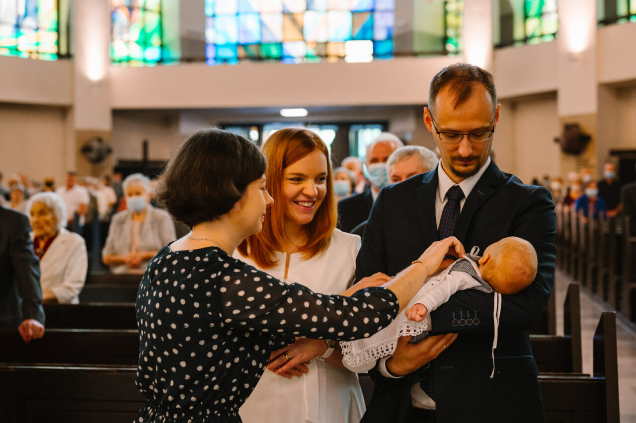 nałożenie białej szaty dziecku podczas chrztu