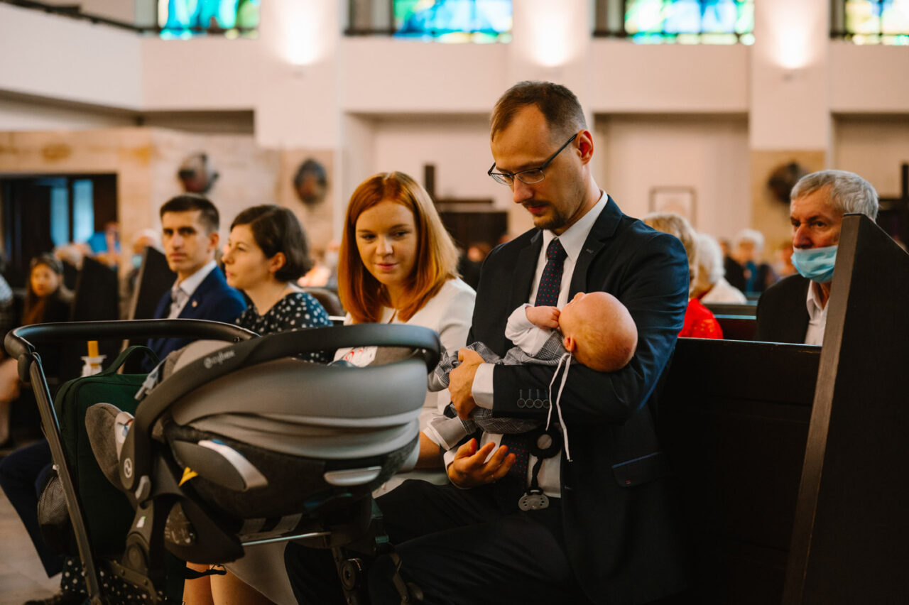 rodzice z dzieckiem przed obrzędem chrztu