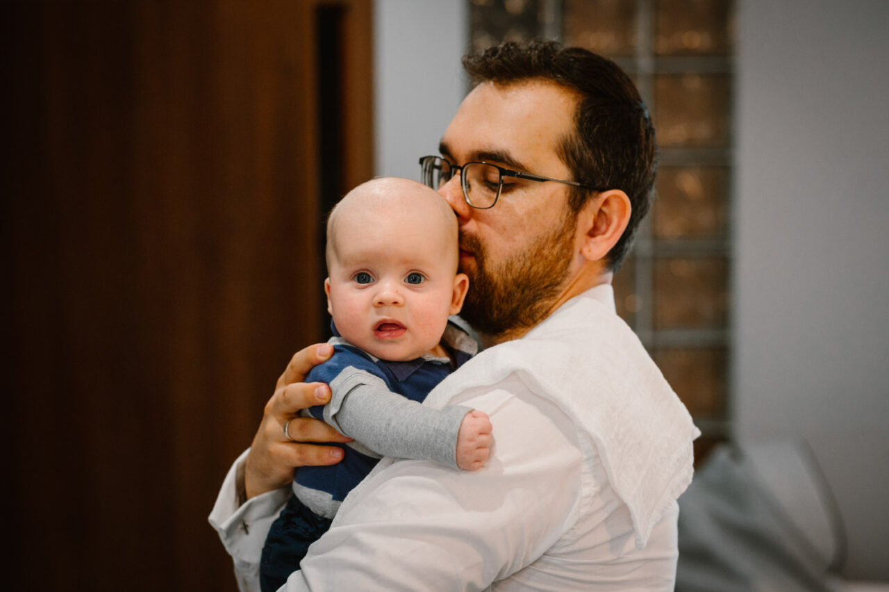 dziecko na rękach taty