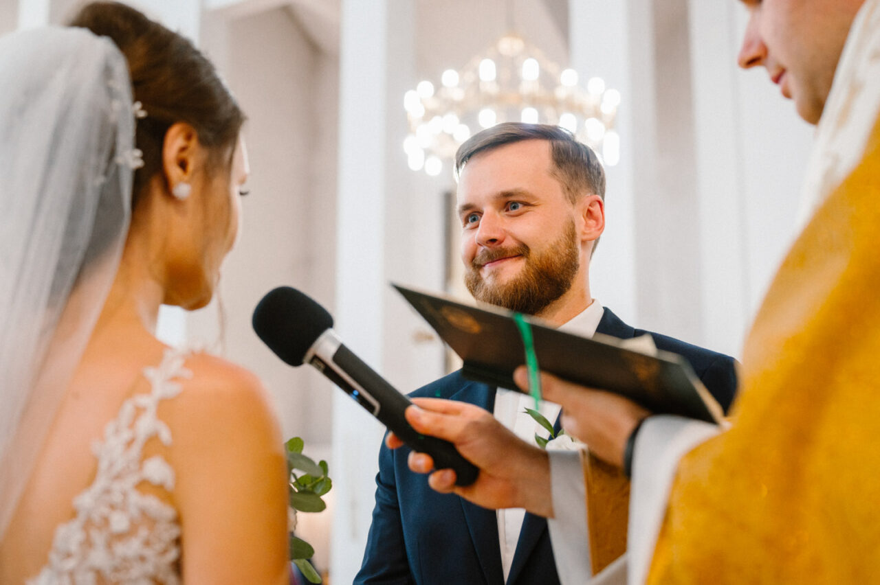 zdjęcia ślubne w kościele Świętej Rodziny w Lublinie