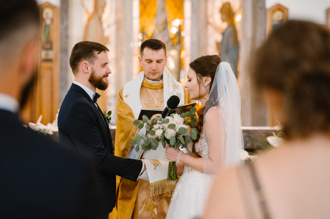zdjęcia ślubne w kościele Świętej Rodziny w Lublinie