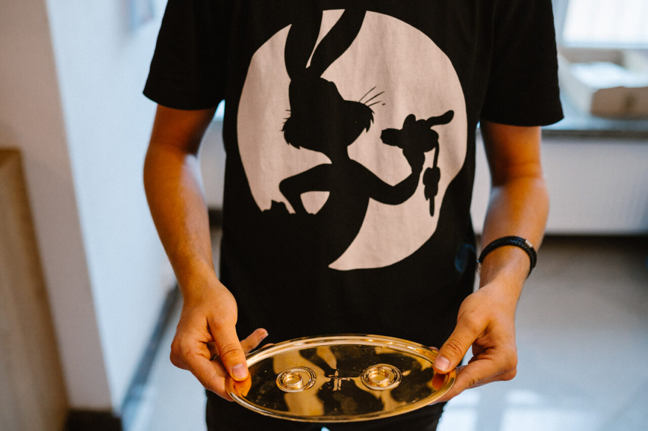 złote obrączki ślubne i królik Bugs