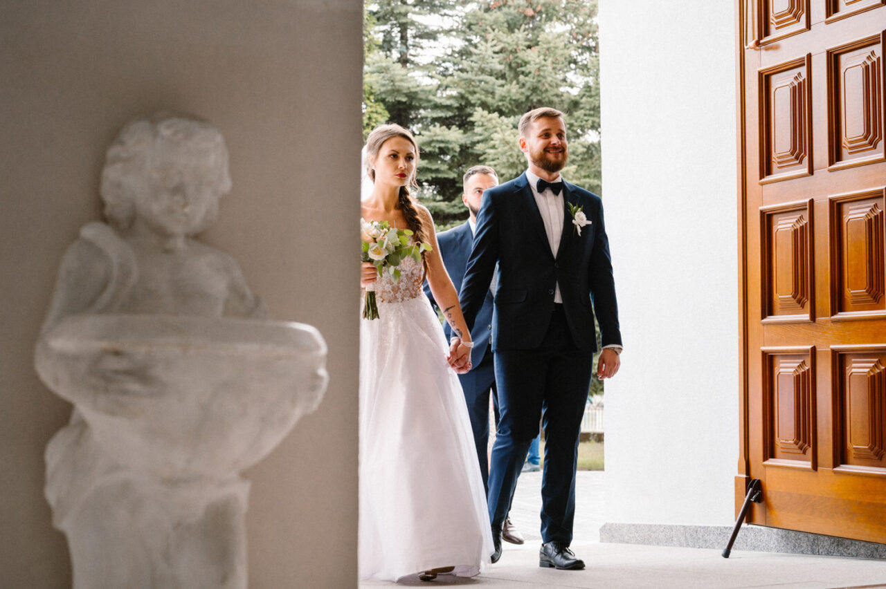 zdjęcia ślubne w kościele Świętej Rodziny w Lublinie