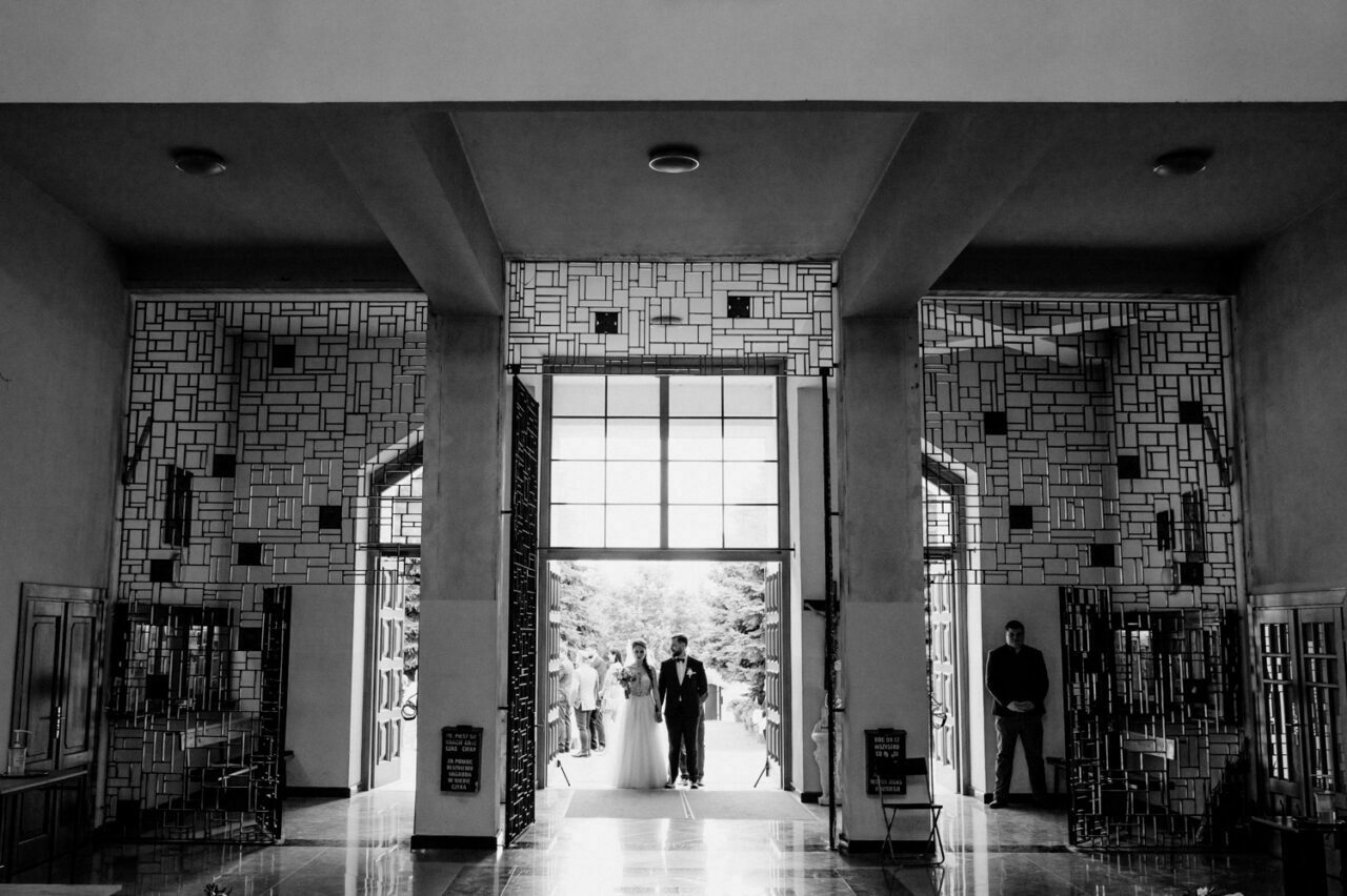 zdjęcia ślubne w kościele Świętej Rodziny w Lublinie