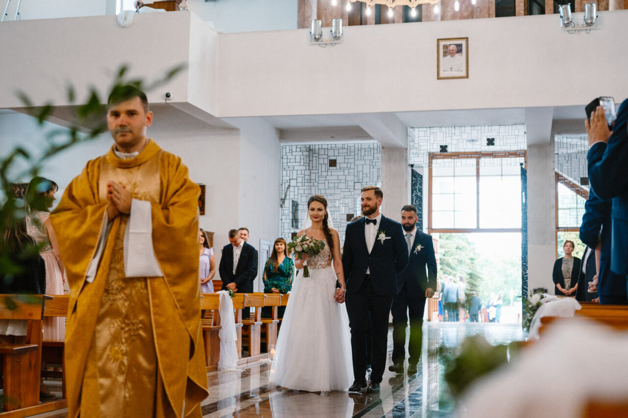 zdjęcia ślubne w kościele Świętej Rodziny w Lublinie