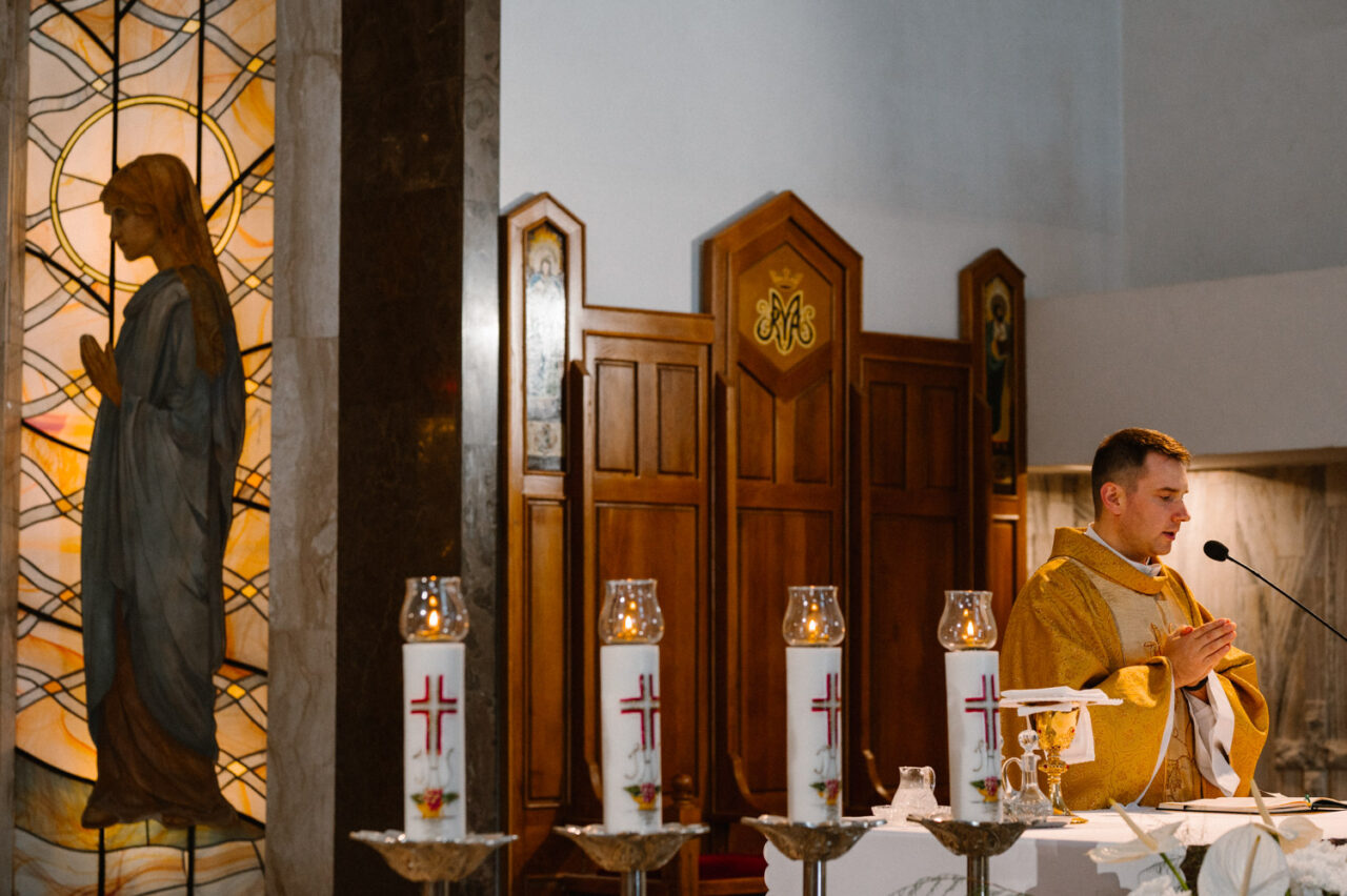 zdjęcia ślubne w kościele Świętej Rodziny w Lublinie