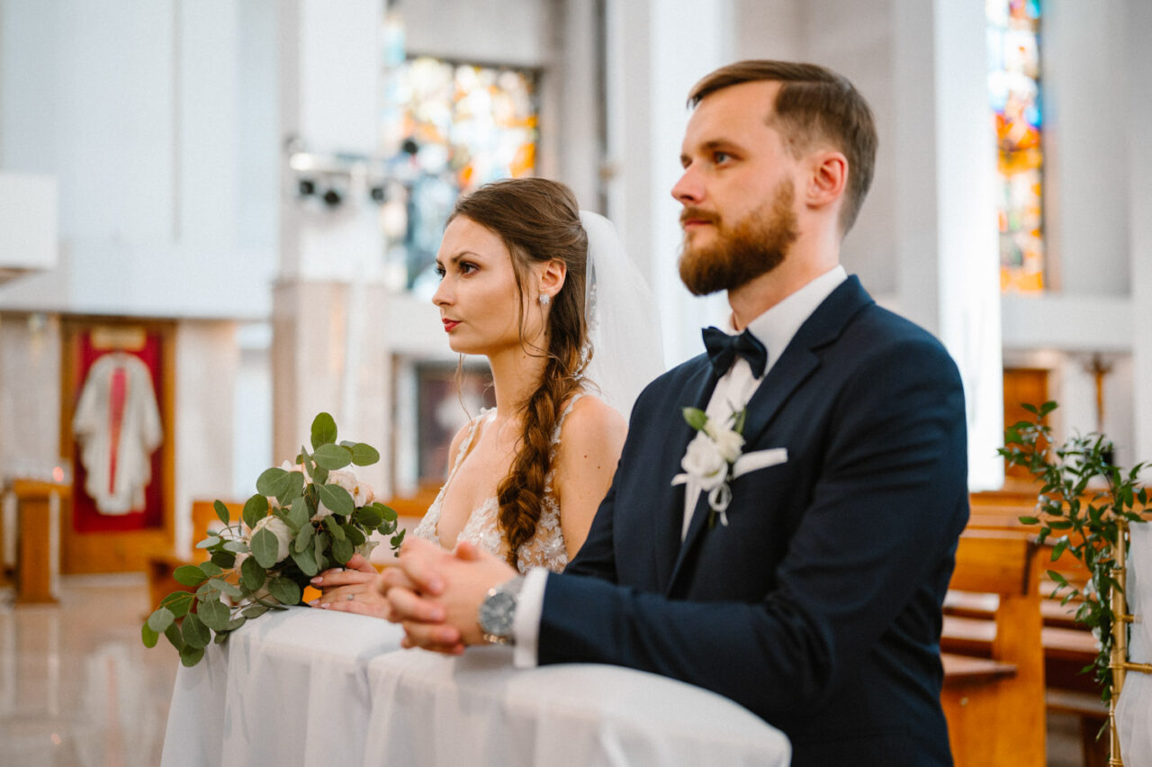 zdjęcia ślubne w kościele Świętej Rodziny w Lublinie