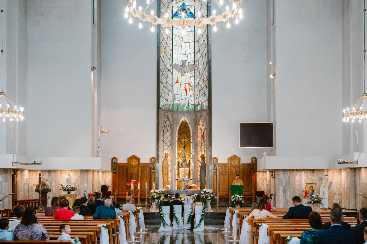 zdjęcia ślubne w kościele Świętej Rodziny w Lublinie