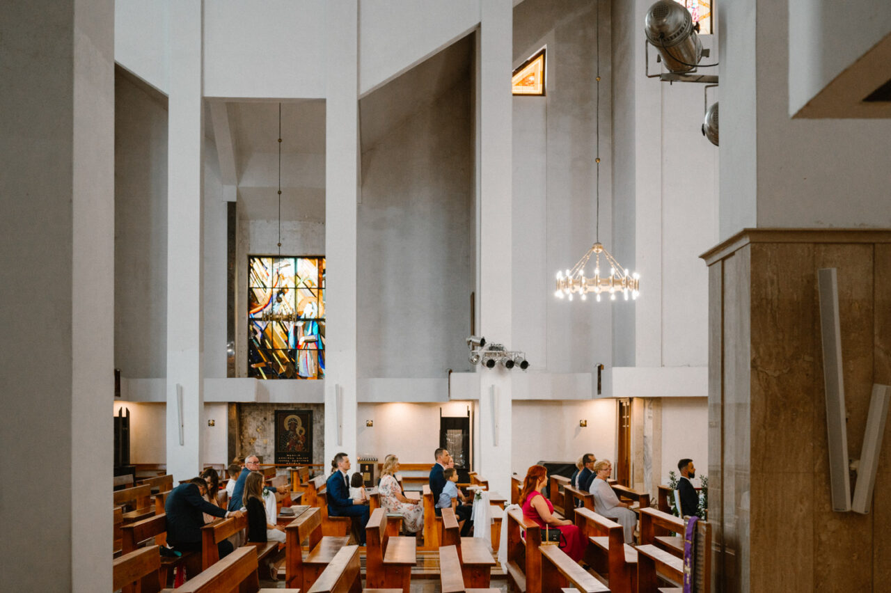 zdjęcia ślubne w kościele Świętej Rodziny w Lublinie