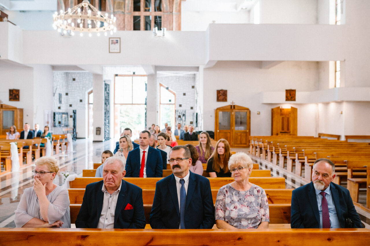 zdjęcia ślubne w kościele Świętej Rodziny w Lublinie