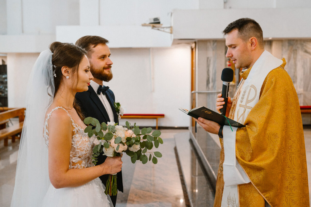 zdjęcia ślubne w kościele Świętej Rodziny w Lublinie