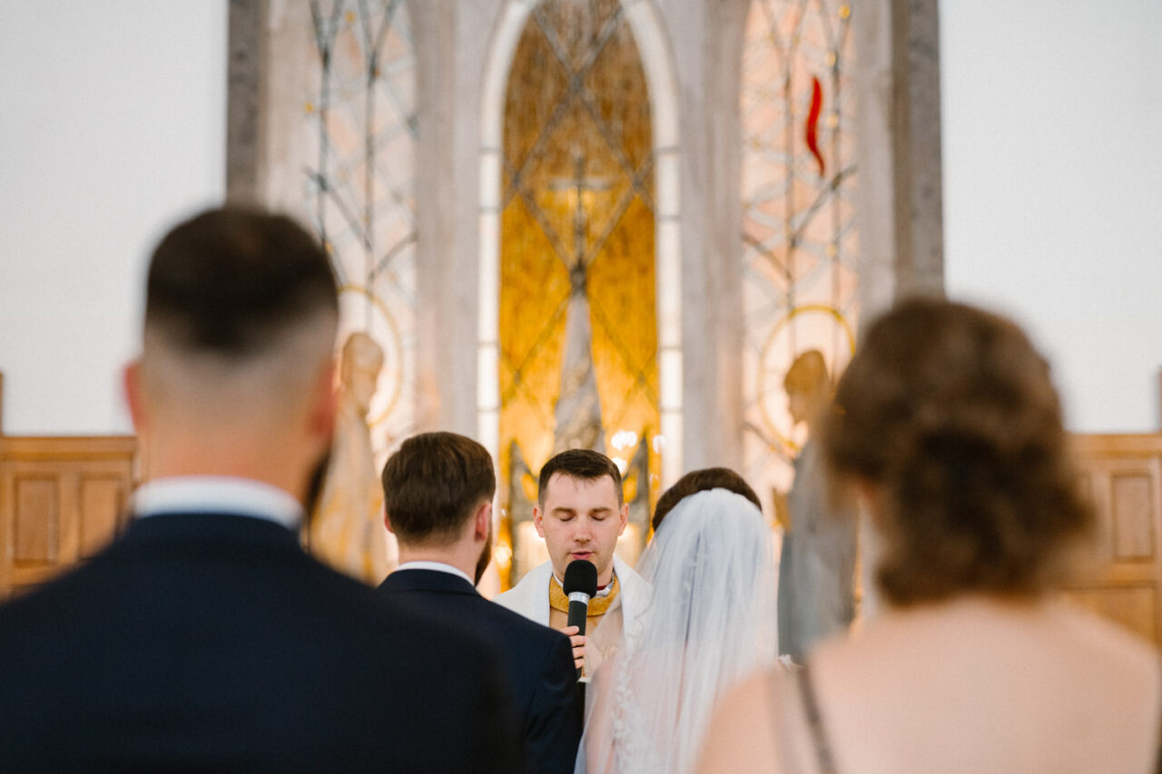 zdjęcia ślubne w kościele Świętej Rodziny w Lublinie