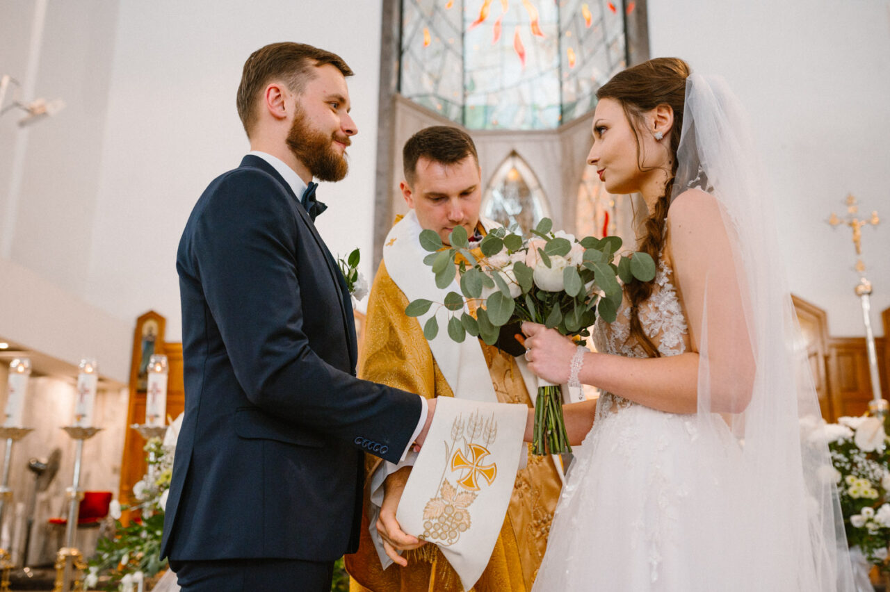 zdjęcia ślubne w kościele Świętej Rodziny w Lublinie