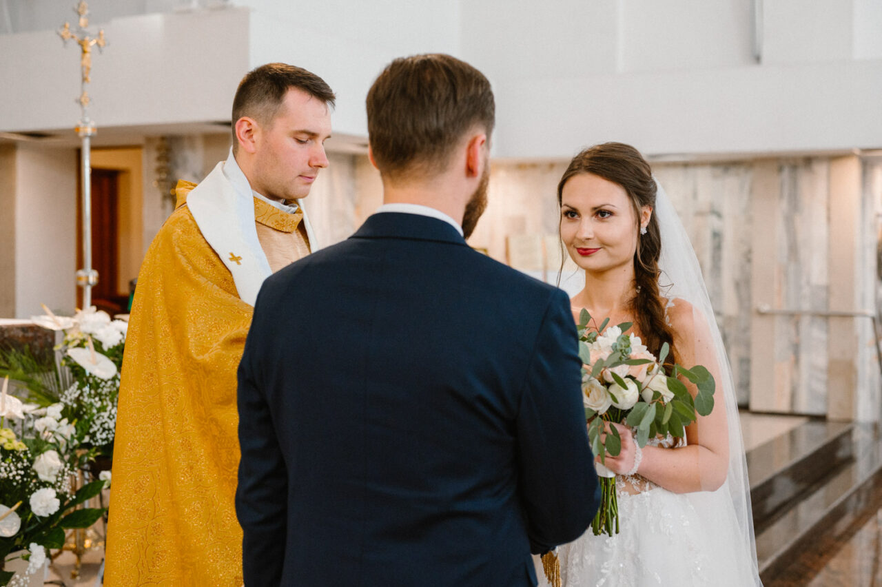 zdjęcia ślubne w kościele Świętej Rodziny w Lublinie