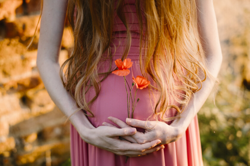 brzuszek ciążowy i kwiaty polnych maków