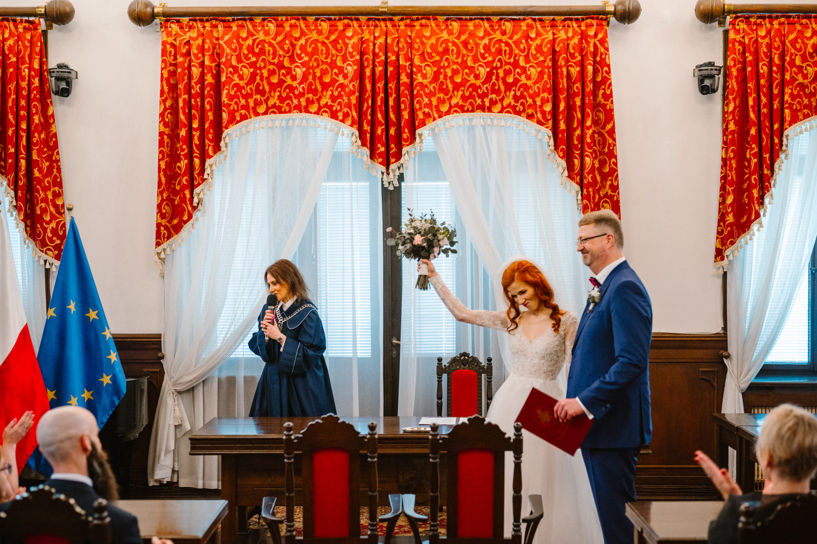 radośćpary młodej po przysiędze ślubnej w USC Rzeszów