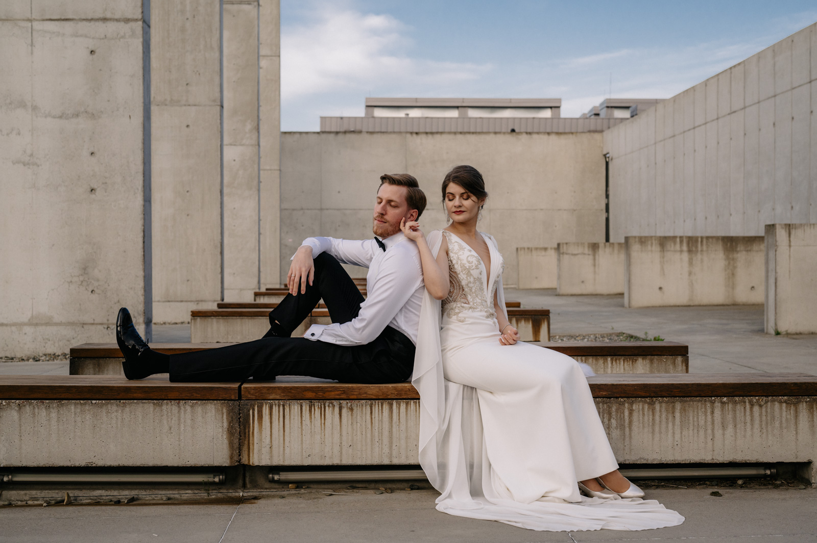 portret pary młodej wśród architektury miejskiej