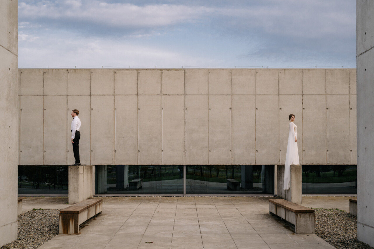 para młoda w mieście podczas sesji plenerowej