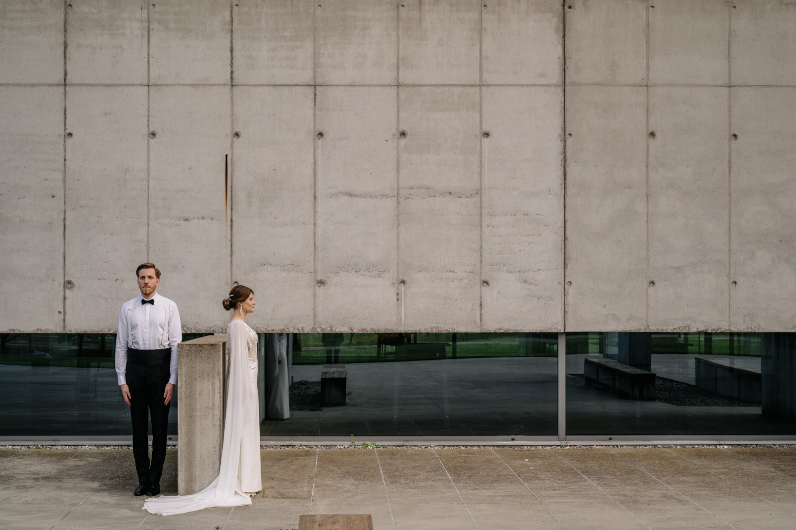 para młoda na tle betonowej fasady