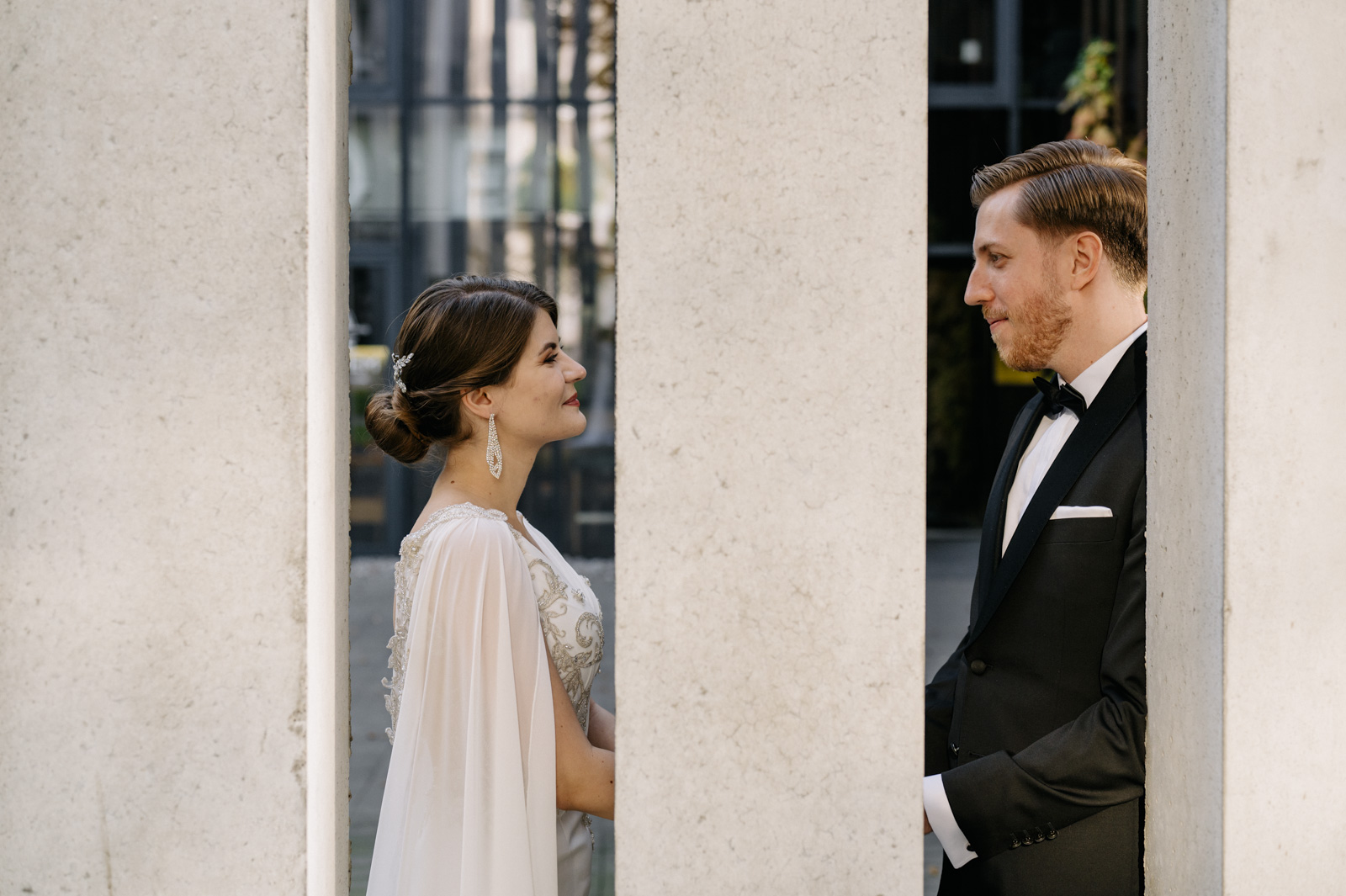 panna młoda i pan młody wśród architektury miejskiej