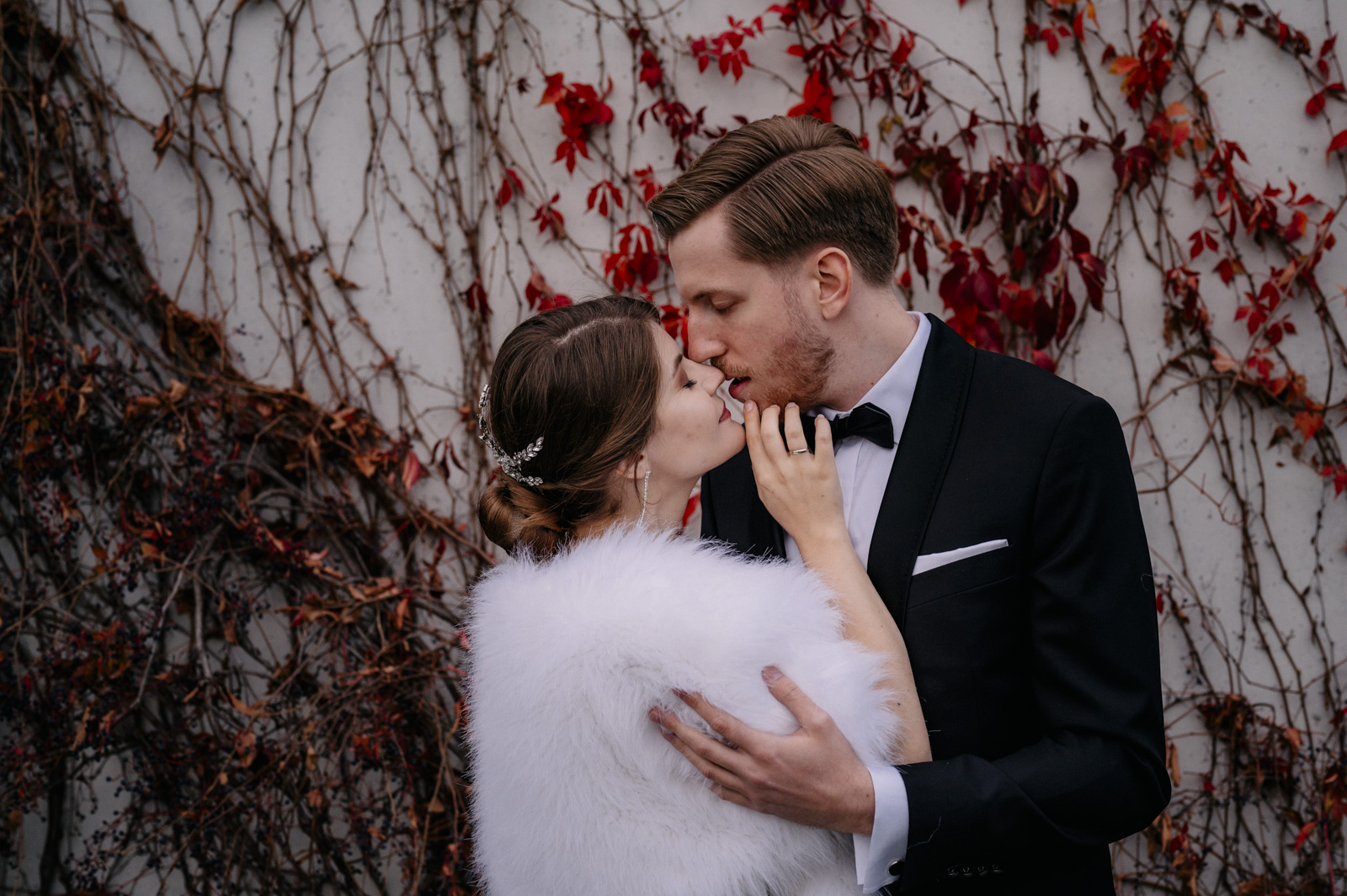 pocałunek pary młodej