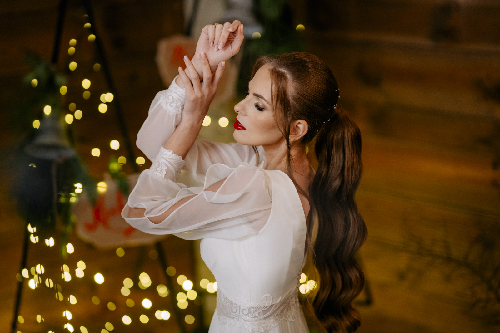 panna młoda w zimowej sukni ślubnej w otoczeniu światełek