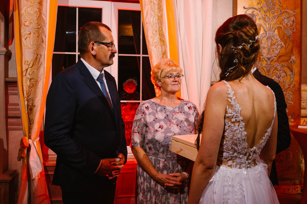 para młoda dziękuje rodzicom podczas wesela